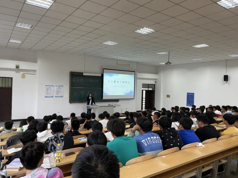 7、信息与控制工程系开展“新生入学教育之安全教育”主题班会 (1)