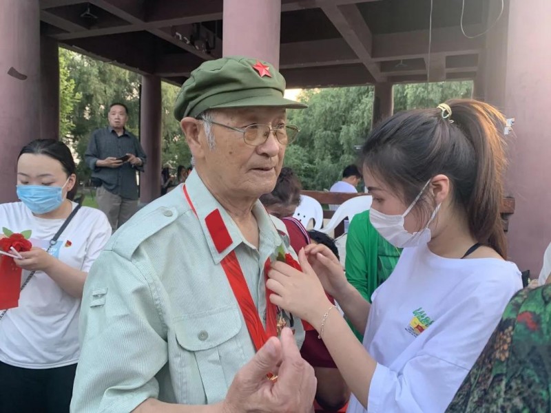 13、信息与控制工程系学生党支部在沈阳市委宣传部文艺晚会中一抹“志愿红”为党旗增色 新闻稿 (1)