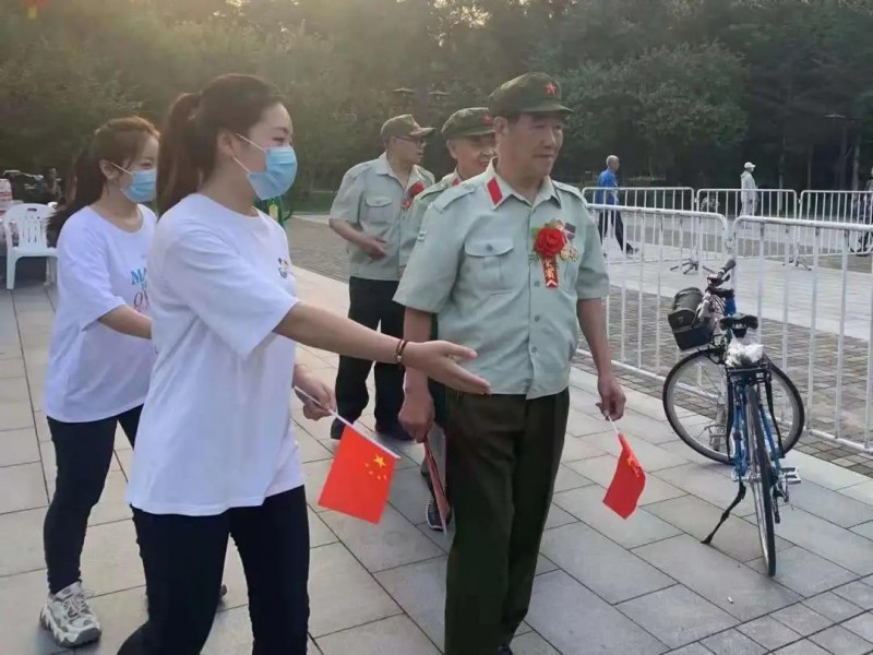 13、信息与控制工程系学生党支部在沈阳市委宣传部文艺晚会中一抹“志愿红”为党旗增色 新闻稿 (2)