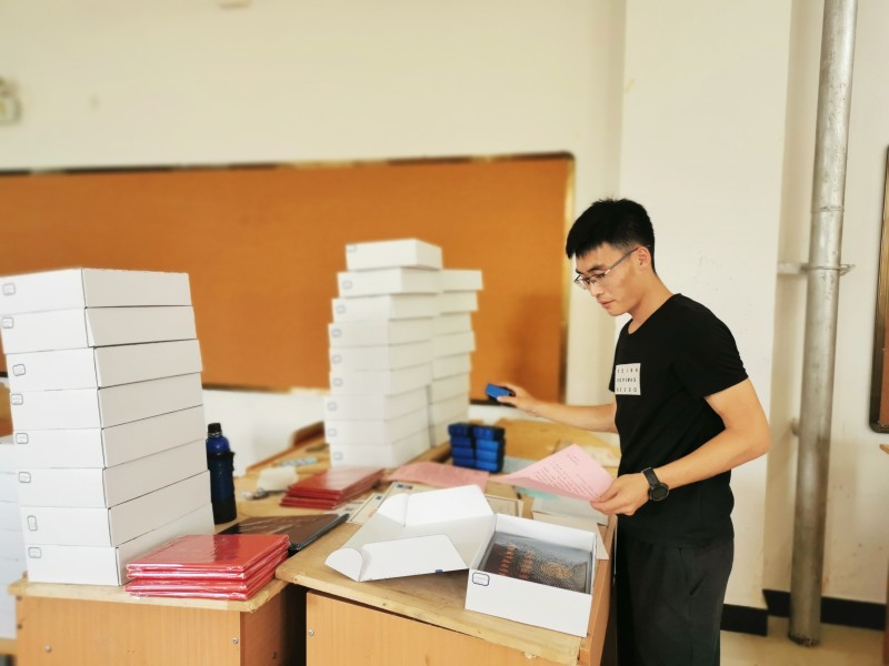 建筑与规划学院制作毕业礼盒邮寄给毕业生1