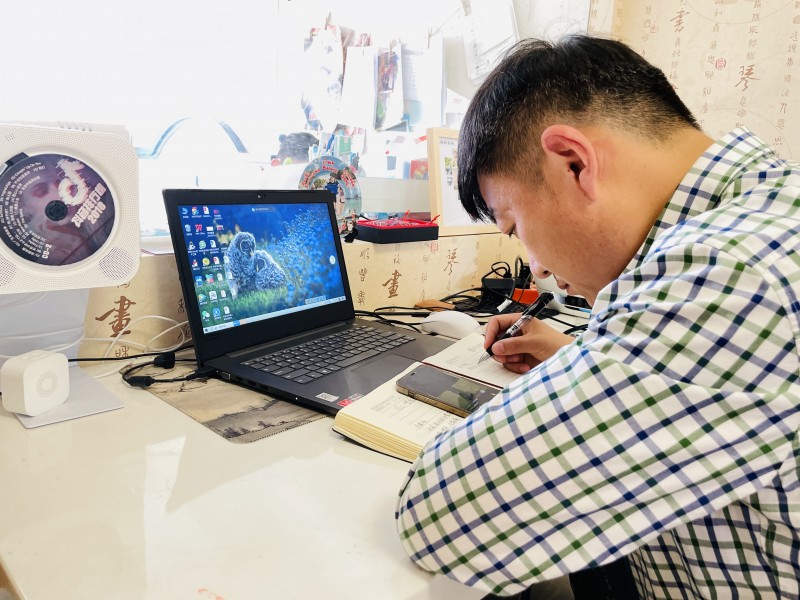 教师党员张延龙