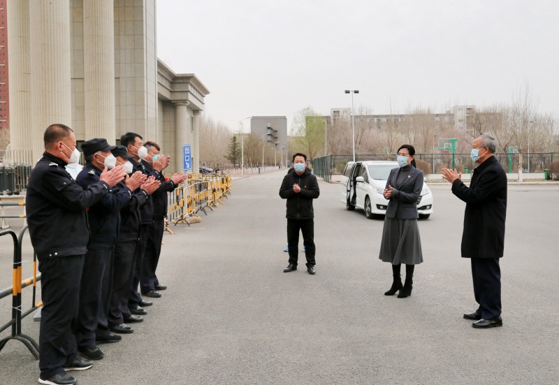 5、、已发-学校新闻-组织部-学校党政领导慰问住校值守教职工(6)