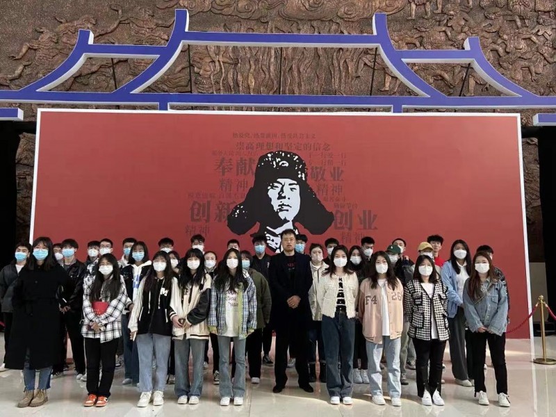 机械工程学院组织参观“永恒的雷锋”主题展览