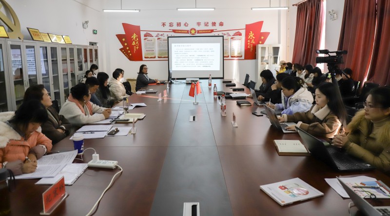 20231109艺术与传媒学院举办“艺传之旅名师大讲堂”活动——《青年教师教研创新及能力提升》专题讲座-1