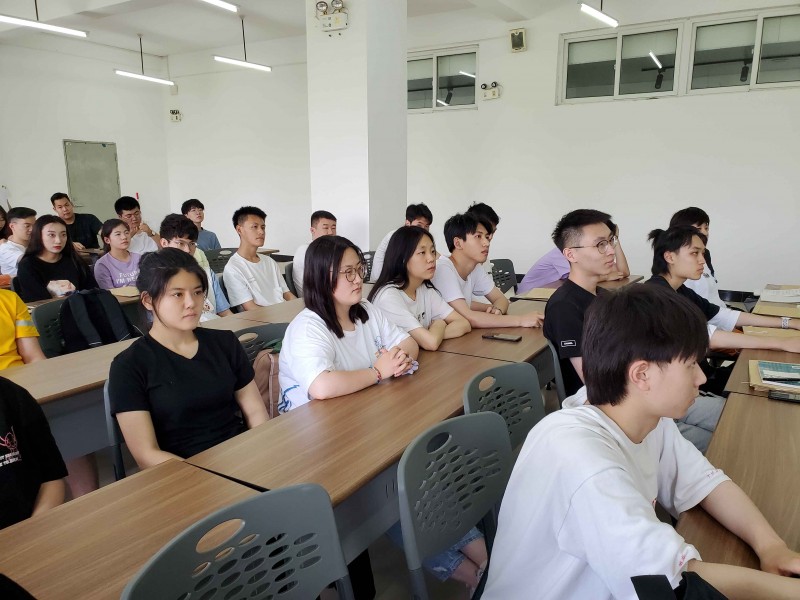 10、信息与控制工程系各专业年级举办安全教育班会 (1)