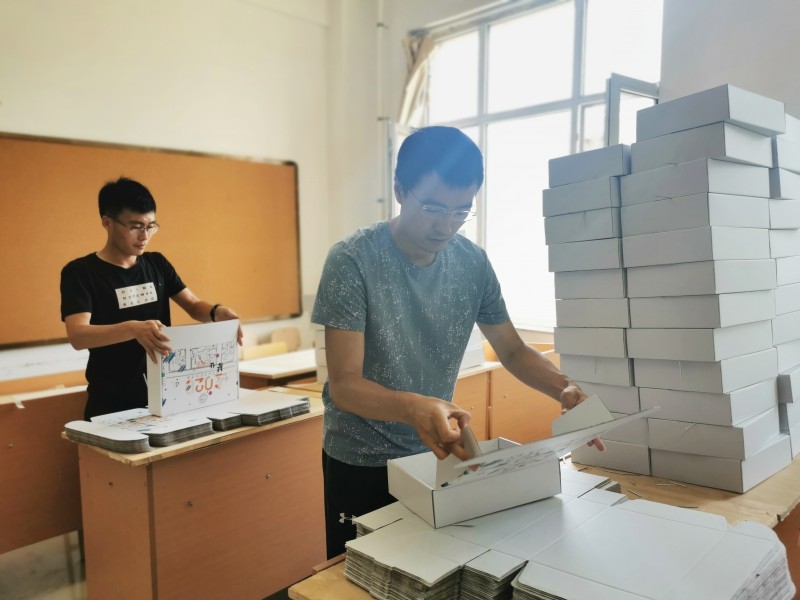 建筑与规划学院制作毕业礼盒邮寄给毕业生3