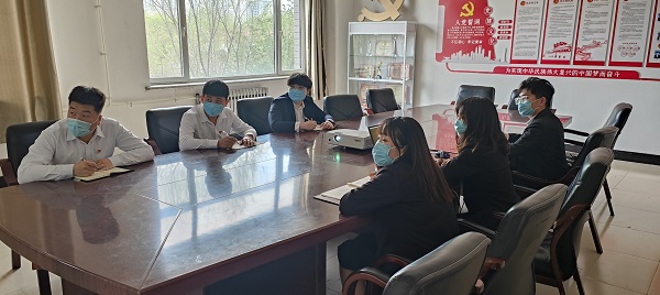 驻校临时党支部师生党员学习现场