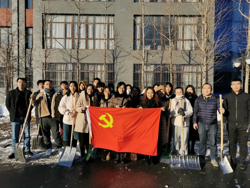 9、建筑与规划学院党总支开展“师生党员齐上阵 扫雪除冰暖人心”党日活动 (2)
